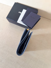 Carica l'immagine nel visualizzatore di Gallery, Prada Portafoglio Compact Piatto Con Zip Esterna