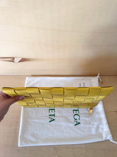Carica l'immagine nel visualizzatore di Gallery, Bottega Veneta Pochette Cassette Grande Gialla