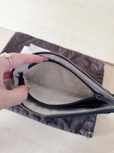 Carica l'immagine nel visualizzatore di Gallery, Gucci Swing Pochette Nera