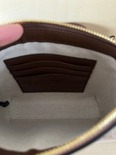 Carica l'immagine nel visualizzatore di Gallery, Gucci Mini Messenger GG Supreme