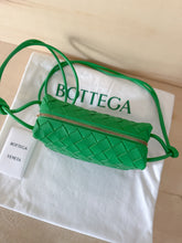 Carica l'immagine nel visualizzatore di Gallery, Bottega Veneta Borsa Mini Loop Color Parakeet