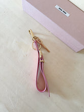 Carica l'immagine nel visualizzatore di Gallery, Miu Miu Portachiavi In Pelle Con Chiave Logo