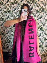 Carica l'immagine nel visualizzatore di Gallery, Balenciaga Sciarpa Magenta Scritta Logo