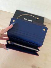 Carica l'immagine nel visualizzatore di Gallery, Prada portafoglio grande con portacarte rimovibile
