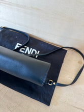 Carica l'immagine nel visualizzatore di Gallery, Fendi Mini Clutch Vitello Baltico Nera Con Tracolla