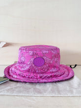 Carica l'immagine nel visualizzatore di Gallery, Gucci Bucket Reversibile Metallic GG Fucsia