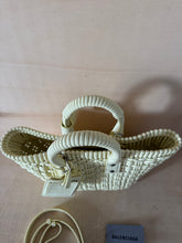 Carica l'immagine nel visualizzatore di Gallery, Balenciaga Borsa Basket Bistro XS Pale Yellow