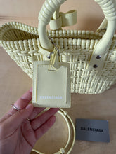Carica l'immagine nel visualizzatore di Gallery, Balenciaga Borsa Basket Bistro XS Pale Yellow