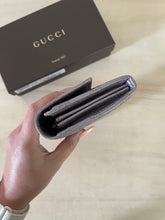 Carica l'immagine nel visualizzatore di Gallery, Gucci portafoglio GG Signature