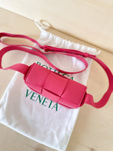 Carica l&#39;immagine nel visualizzatore di Gallery, Bottega Veneta Candy Cassette color fragola
