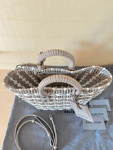 Carica l&#39;immagine nel visualizzatore di Gallery, Balenciaga Borsa Basket Bistro XS Bicolor
