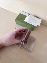 Carica l'immagine nel visualizzatore di Gallery, Gucci Portamonete &amp; Charm Chiavi GG Shadow
