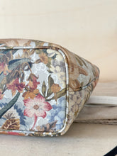 Carica l&#39;immagine nel visualizzatore di Gallery, Gucci Shopper Tote Small GG Supreme Flora
