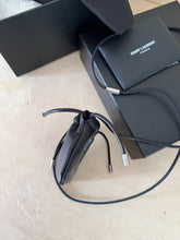 Carica l&#39;immagine nel visualizzatore di Gallery, Saint Laurent Porta AirPods E Monete
