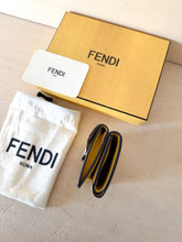 Carica l'immagine nel visualizzatore di Gallery, Fendi Portafoglio Compact FF Round Bicolor

