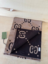 Carica l'immagine nel visualizzatore di Gallery, Gucci Sciarpa GG Freedom Beige &amp; Marrone
