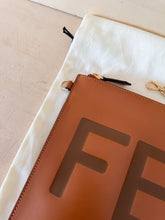 Carica l'immagine nel visualizzatore di Gallery, Fendi Pochette Piatta Cuoio Logo

