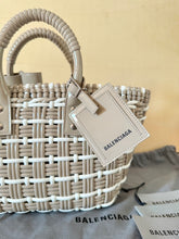 Carica l&#39;immagine nel visualizzatore di Gallery, Balenciaga Borsa Basket Bistro XS Bicolor
