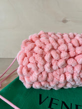 Carica l&#39;immagine nel visualizzatore di Gallery, Bottega Veneta Pouch in ciniglia rosa
