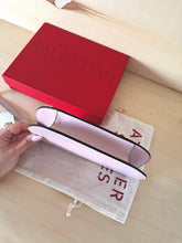 Carica l&#39;immagine nel visualizzatore di Gallery, Valentino Pochette V Logo
