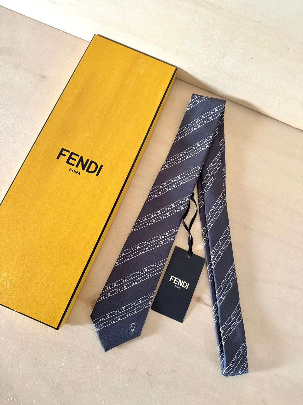 Fendi cravatta limited FF Forever