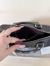 Carica l&#39;immagine nel visualizzatore di Gallery, Gucci Bauletto Small Joy GG Supreme
