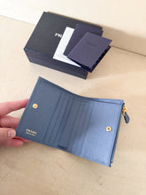 Carica l'immagine nel visualizzatore di Gallery, Prada Portafoglio Compact Piatto Con Zip Esterna
