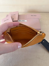 Carica l'immagine nel visualizzatore di Gallery, Miu Miu Bustina Softy Color Melograno
