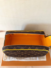 Carica l&#39;immagine nel visualizzatore di Gallery, Louis Vuitton Trousse Toilette Dopp Kit Bicolor
