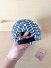 Carica l'immagine nel visualizzatore di Gallery, Miu Miu Cappello Da Baseball In Denim Righe Blu &amp; Bianche Scritta Ricamata
