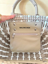 Carica l&#39;immagine nel visualizzatore di Gallery, Balenciaga Borsa Basket Bistro XS Bicolor
