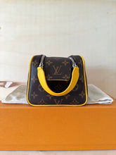 Carica l&#39;immagine nel visualizzatore di Gallery, Louis Vuitton Trousse Toilette Dopp Kit Bicolor
