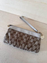 Carica l&#39;immagine nel visualizzatore di Gallery, Gucci Clutch GG Vintage
