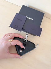 Carica l&#39;immagine nel visualizzatore di Gallery, Prada Portamonete &amp; Charm Triangolo
