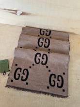 Carica l'immagine nel visualizzatore di Gallery, Gucci Sciarpa GG Freedom Beige &amp; Marrone
