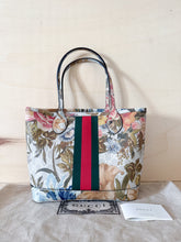 Carica l&#39;immagine nel visualizzatore di Gallery, Gucci Shopper Tote Small GG Supreme Flora
