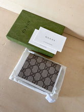 Carica l&#39;immagine nel visualizzatore di Gallery, Gucci Portafoglio Compact GG Supreme Limited Funghetto
