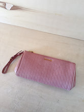Carica l'immagine nel visualizzatore di Gallery, Miu Miu Pochette Matelassé Con Laccetto Rosa
