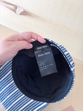 Carica l'immagine nel visualizzatore di Gallery, Miu Miu Cappello Da Baseball In Denim Righe Blu &amp; Bianche Scritta Ricamata
