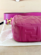 Carica l'immagine nel visualizzatore di Gallery, Fendi Baguette Media Color Lampone
