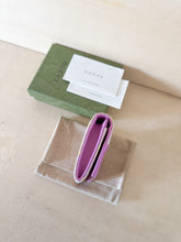 Carica l&#39;immagine nel visualizzatore di Gallery, Gucci Portacarte GG Marmont Bicolor
