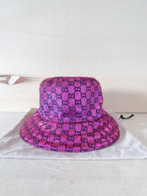 Carica l'immagine nel visualizzatore di Gallery, Gucci Bucket Reversibile Metallic GG Fucsia
