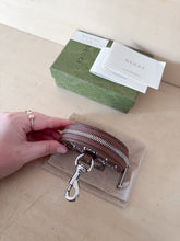 Carica l'immagine nel visualizzatore di Gallery, Gucci Portamonete &amp; Charm Chiavi GG Shadow
