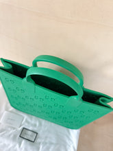 Carica l'immagine nel visualizzatore di Gallery, Gucci Tote Bag In Gomma Verde
