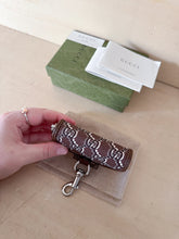Carica l'immagine nel visualizzatore di Gallery, Gucci Portamonete &amp; Charm Chiavi GG Shadow
