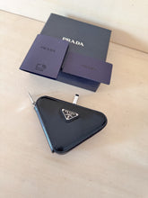 Carica l&#39;immagine nel visualizzatore di Gallery, Prada Portamonete &amp; Charm Triangolo
