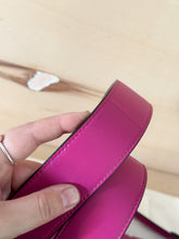 Carica l'immagine nel visualizzatore di Gallery, Fendi Baguette Media Color Lampone
