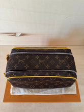 Carica l&#39;immagine nel visualizzatore di Gallery, Louis Vuitton Trousse Toilette Dopp Kit Bicolor
