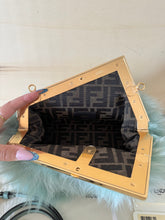 Carica l&#39;immagine nel visualizzatore di Gallery, Fendi Borsa First Small in Volpe
