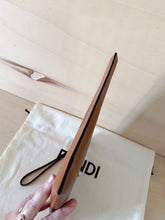 Carica l'immagine nel visualizzatore di Gallery, Fendi Pochette Piatta Cuoio Logo
